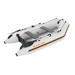 barco inflável com motor de popa