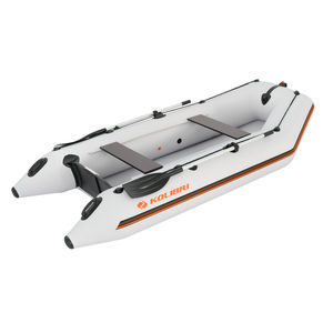 barco inflável com motor de popa
