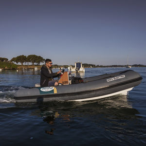 barco inflável com motor de centro