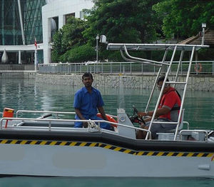 bote com motor de centro 1