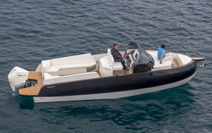 lancha Cabin Cruiser com motor de popa