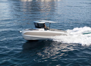 lancha Cabin Cruiser com motor de popa