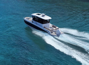 lancha Cabin Cruiser com motor de popa