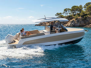lancha Cabin Cruiser com motor de popa