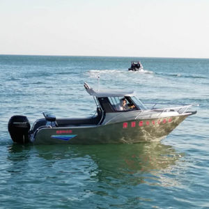 barco de pesca-passeio com motor de popa