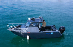 barco de pesca-passeio com motor de popa