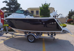 barco de pesca-passeio com motor de popa