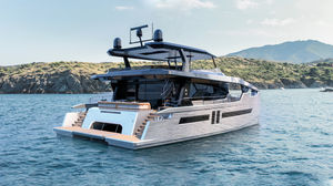 iate a motor catamarã