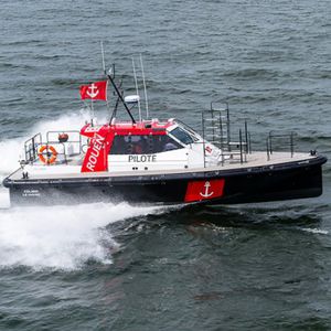 barco para transporte de pilotos / com motor de centro linha-IPS / em alumínio