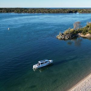 lancha Cabin Cruiser com motor de popa