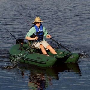 barco inflável com motor de popa