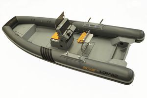 barco inflável com motor de popa