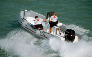 barco inflável com motor de popa 1