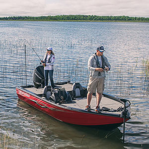 bass boat com motor de popa