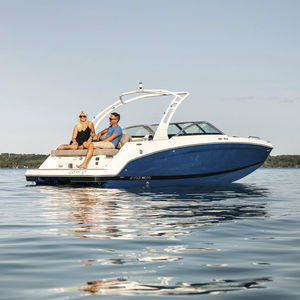 deck-boat com motor de centro