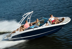 deck-boat com motor de centro