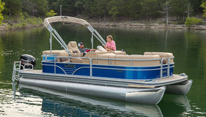 pontoon boat com motor de popa