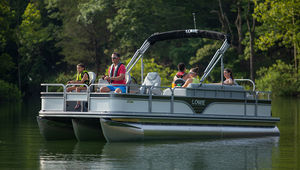 pontoon boat com motor de popa