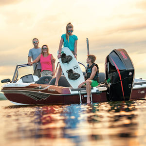 bass boat com motor de popa