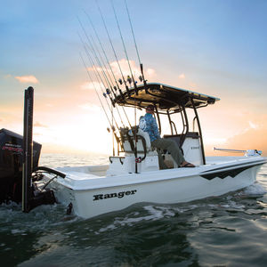 bay boat com motor de popa