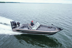 bass boat com motor de popa