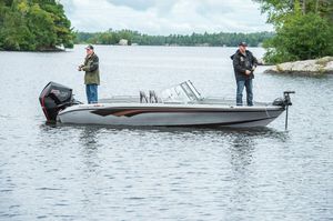 bass boat com motor de popa 1