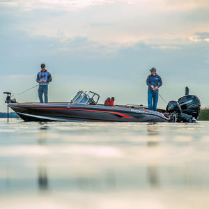 bass boat com motor de popa