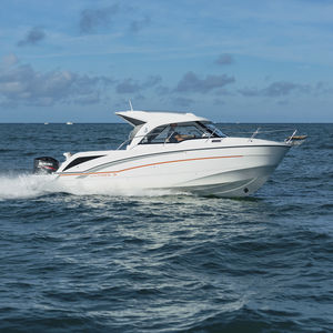 lancha Cabin Cruiser com motor de popa