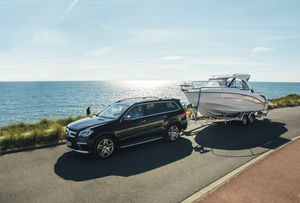 lancha Cabin Cruiser com motor de popa / com casa do leme / 2 camas
