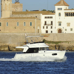 trawler com motor de centro / com flybridge / 2 cabines