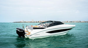 lancha Express Cruiser com motor de popa