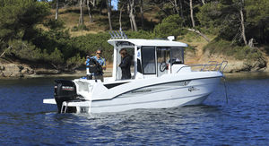 barco de pesca-passeio com motor de popa