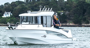 barco de pesca-passeio com motor de popa