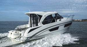 lancha Cabin Cruiser com motor de popa