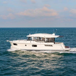 trawler com motor de centro / com flybridge / com casa do leme / 2 cabines