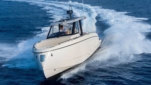 lancha Express Cruiser com motor de popa