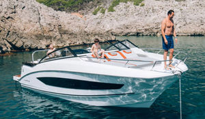 lancha Express Cruiser com motor de popa