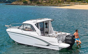 lancha Cabin Cruiser com motor de popa