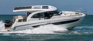 lancha Express Cruiser com motor de popa