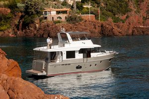 trawler com motor de centro / com flybridge