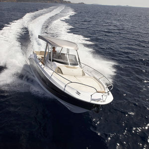 lancha Express Cruiser com motor de popa