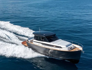lancha Express Cruiser com motor de centro 1