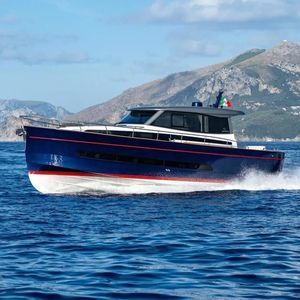 lancha Express Cruiser com motor de centro 1