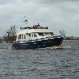 lancha Express Cruiser com motor de centro
