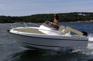 lancha Day Cruiser com motor de popa