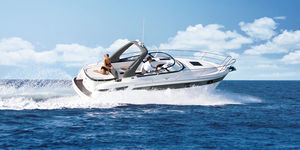 lancha Cabin Cruiser com motor de centro