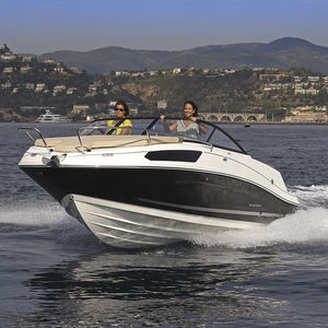 lancha Day Cruiser com motor de centro / open / esportiva / máx. 8 pessoas
