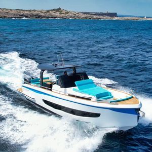 lancha Express Cruiser com motor de popa