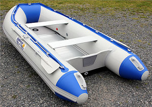 barco inflável com motor de popa