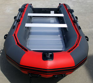 barco inflável com motor de popa
